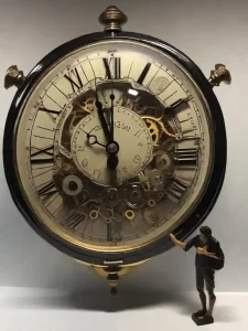 O relógio marca o tempo de forma precisa, destacando a importância de priorizar tarefas e eliminar distrações no ambiente de trabalho.