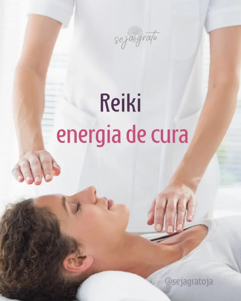 Imagem retrata uma pessoa deitada confortavelmente em uma posição relaxada enquanto recebe uma sessão de Reiki. O praticante de Reiki está posicionando as mãos sobre áreas específicas do corpo, canalizando energia vital para promover cura e equilíbrio. A atmosfera é serena e tranquila, refletindo a essência holística e transformadora do Reiki.