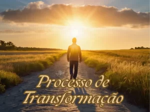 Imagem com uma pessoa de pé em um caminho, com um horizonte aberto à sua frente. Esta pessoa está olhando para cima com uma expressão determinada e esperançosa, simbolizando a jornada de autodescoberta e crescimento pessoal rumo à realização de seus objetivos. O caminho à frente está iluminado pelo sol, sugerindo um futuro brilhante e cheio de possibilidades.