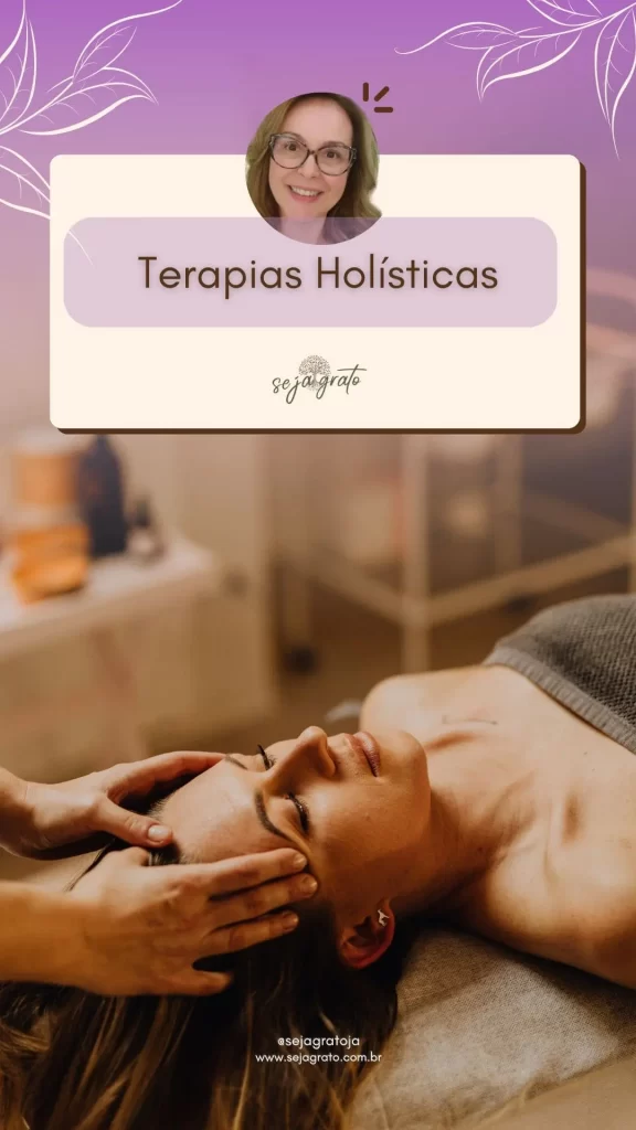 A imagem mostra uma mulher deitada em uma mesa de massagem em um ambiente tranquilo, com um terapeuta realizando atendimento. A luz suave e o ambiente acolhedor evocam sentimentos de paz e relaxamento. Esta imagem capta a essência das terapias holísticas, destacando a interação humana e o ambiente curativo, além de atrair visualmente o público predominantemente feminino do artigo.