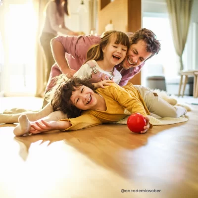 família brincando